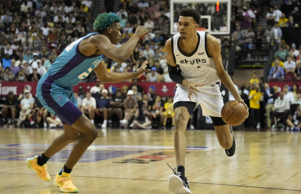  文班亚马首秀惊艳马刺大胜开拓者展潜力