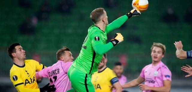  波鸿门将神勇发挥多次扑救保住宝贵平局