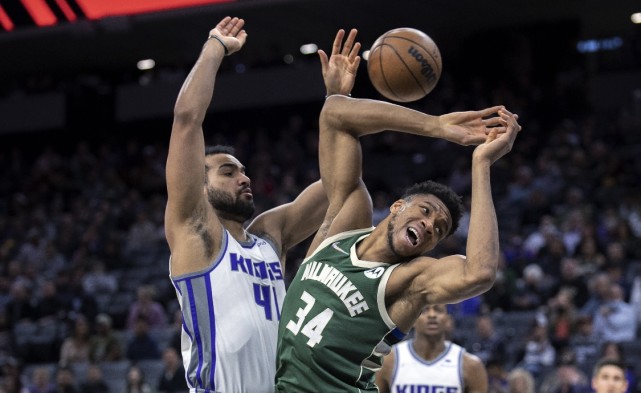  米德尔顿关键三分命中，雄鹿加时险胜篮网扩大领先优势