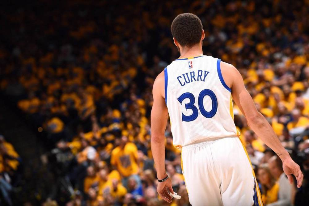  库里单场命中十记三分勇士客场射落太阳